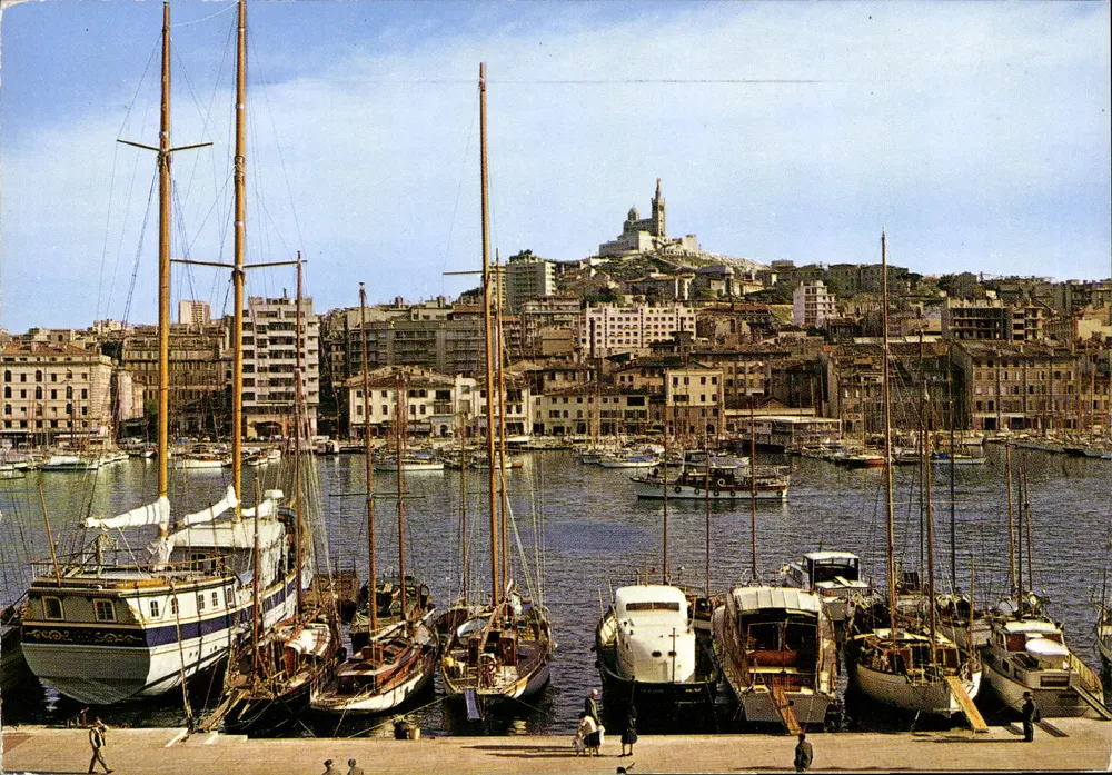 Le Carrefour du Monde — Eine Ecke des Hafens, im Hintergrund Notre-Dame de la Garde — Éditions du Carrefour du Monde - Vorderseite