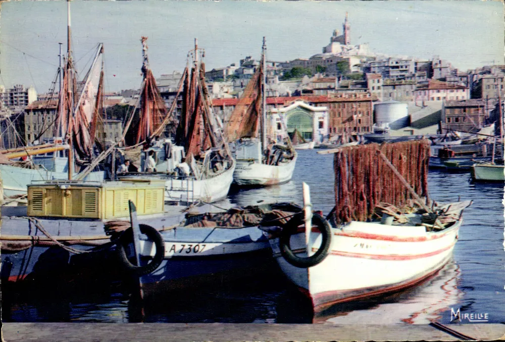 Porto de Marselha — barcos de pesca e vista da cidade — Mireille - Frente