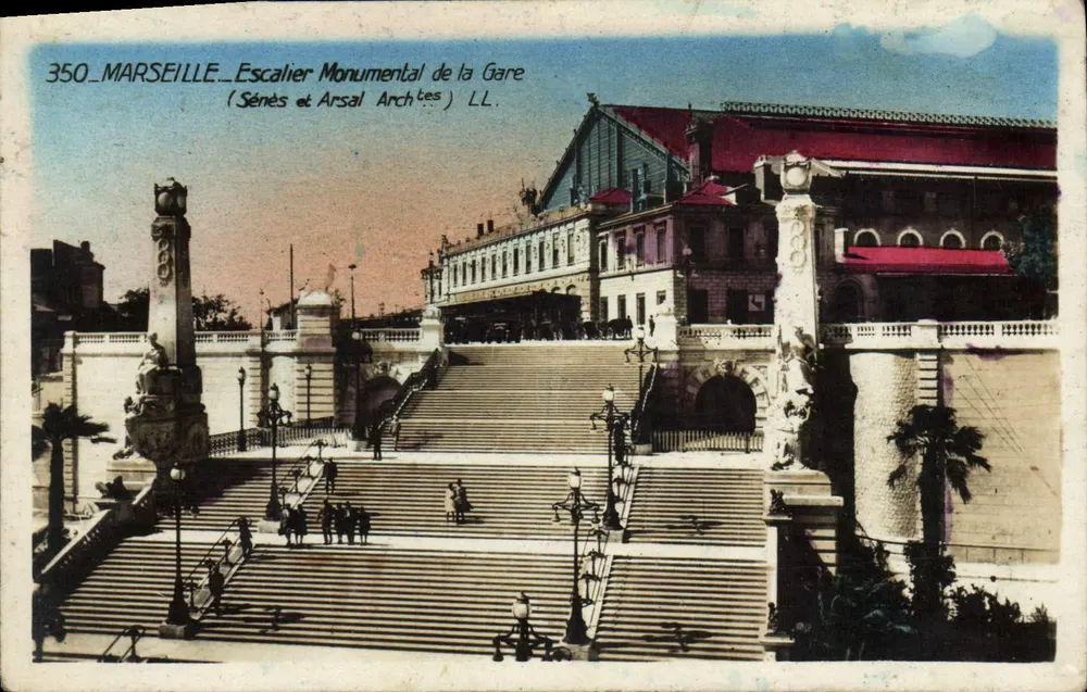 Marselha — Escada Monumental da Estação — Sénès e Arsal Arq. (LL.) - Frente