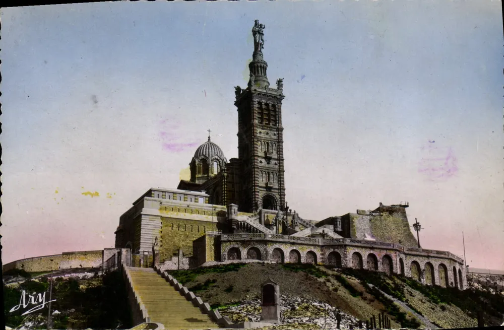 Basilique Notre-Dame de la Garde — vue panoramique depuis les marches — éditeur Ary - Frente