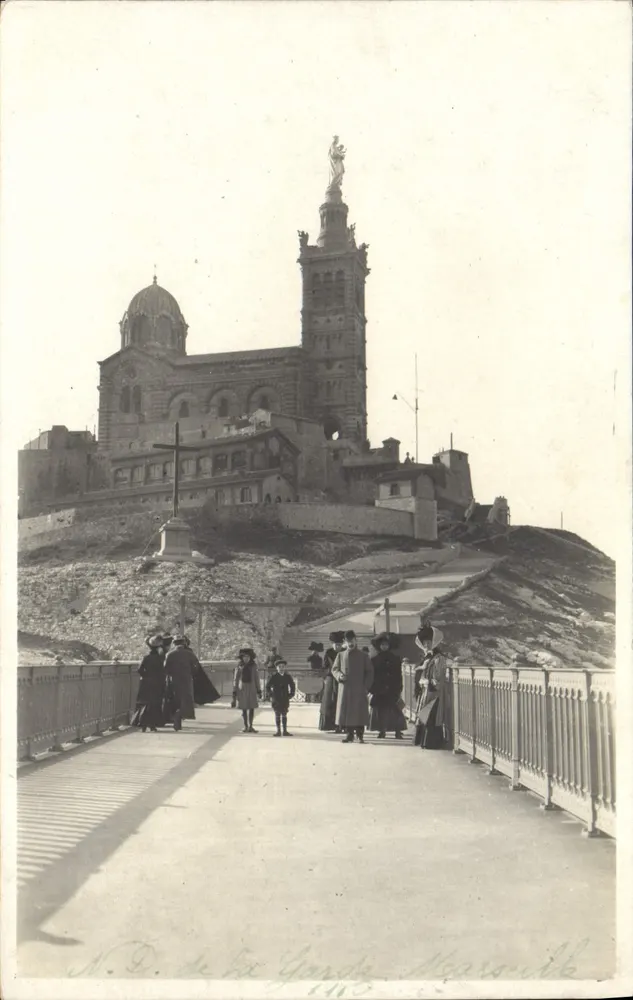 N.D. de la Garde, Marselha — vista da basílica e do caminho da montanha — editor não identificado - Frente