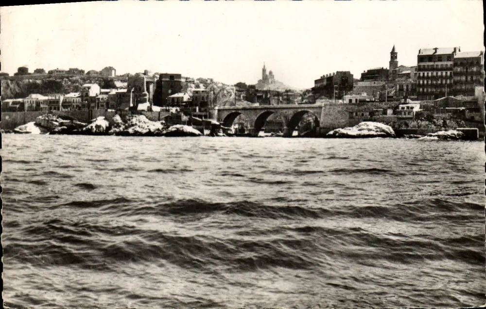 Der Küstenstreifen und Notre-Dame de la Garde — Marseille (B.-du-Rhône) - Vorderseite