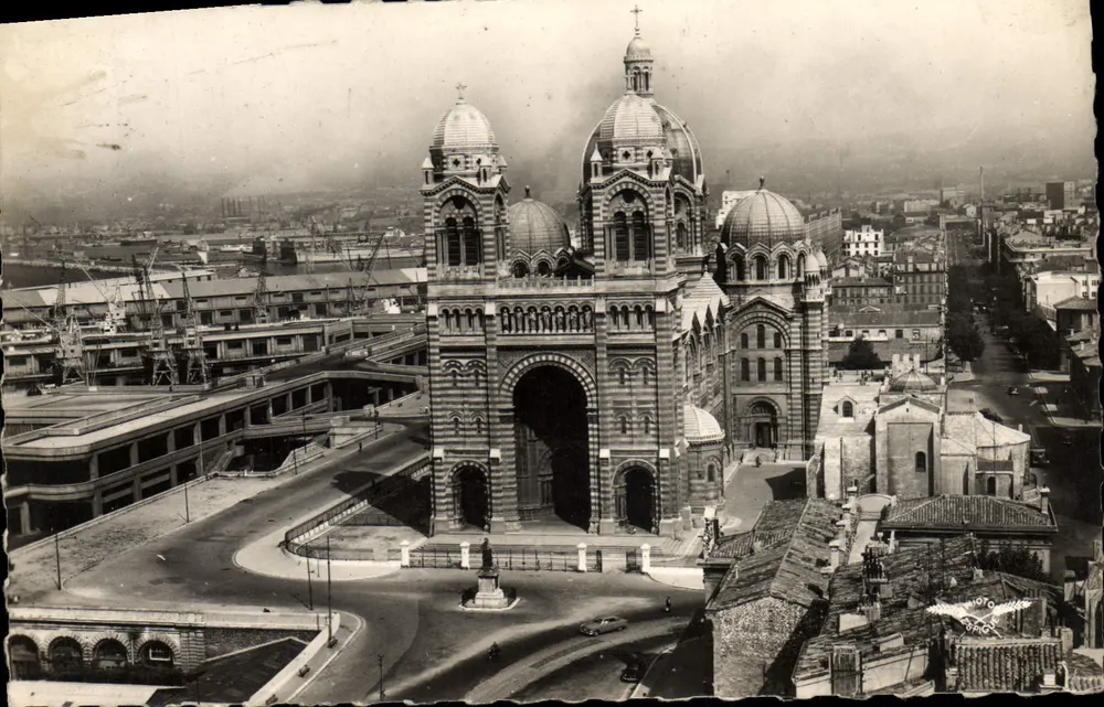 Marselha - A catedral — vista aérea — Foto R. Espigot - Frente