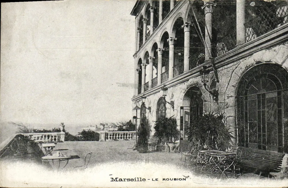 Marselha - Le Roubion — visão de um edifício com arcos e terraço com vista para o mar — editor não identificado - Frente