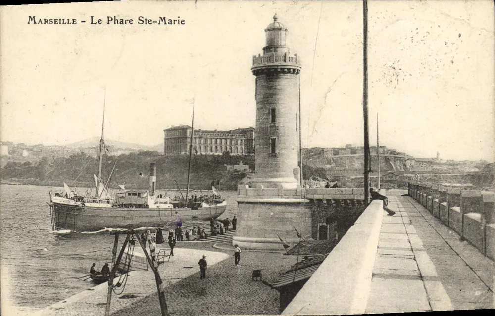 Marselha - O Farol de Santa Maria — vista do farol e do porto com navio a vapor — editor não identificado - Frente