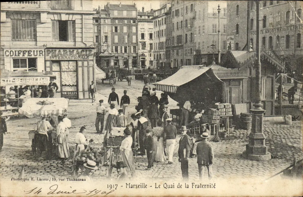 Marseille - Le Quai de la Fraternité — scène de marché avec étal de fruits et pharmacie, éditeur Phototypie E. Lacour, 19 rue Thubaneau - Frente