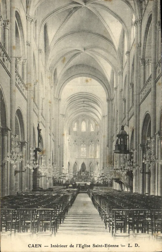 CAEN — Interior da Igreja de São Etienne — L. D. - Frente