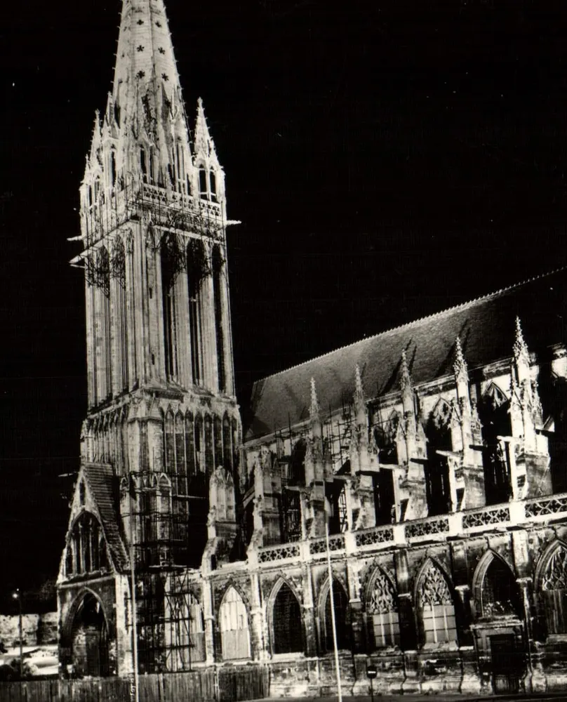 Caen — A Igreja de São Pedro iluminada — Réal-Photo, Paris - Frente