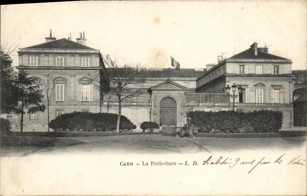 Caen — A Prefeitura — L. D. Halibut, impresso pelo Valois - Frente