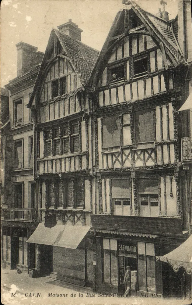 Maison de la Rue Saint-Pierre — bâtiments à colombages ornés — CAFN, ND Photo - Anverso