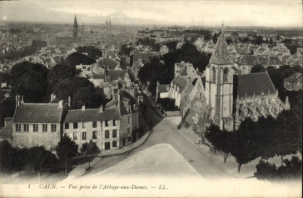 Caen — Vista tirada da Abadia das Damas — LL. - Frente