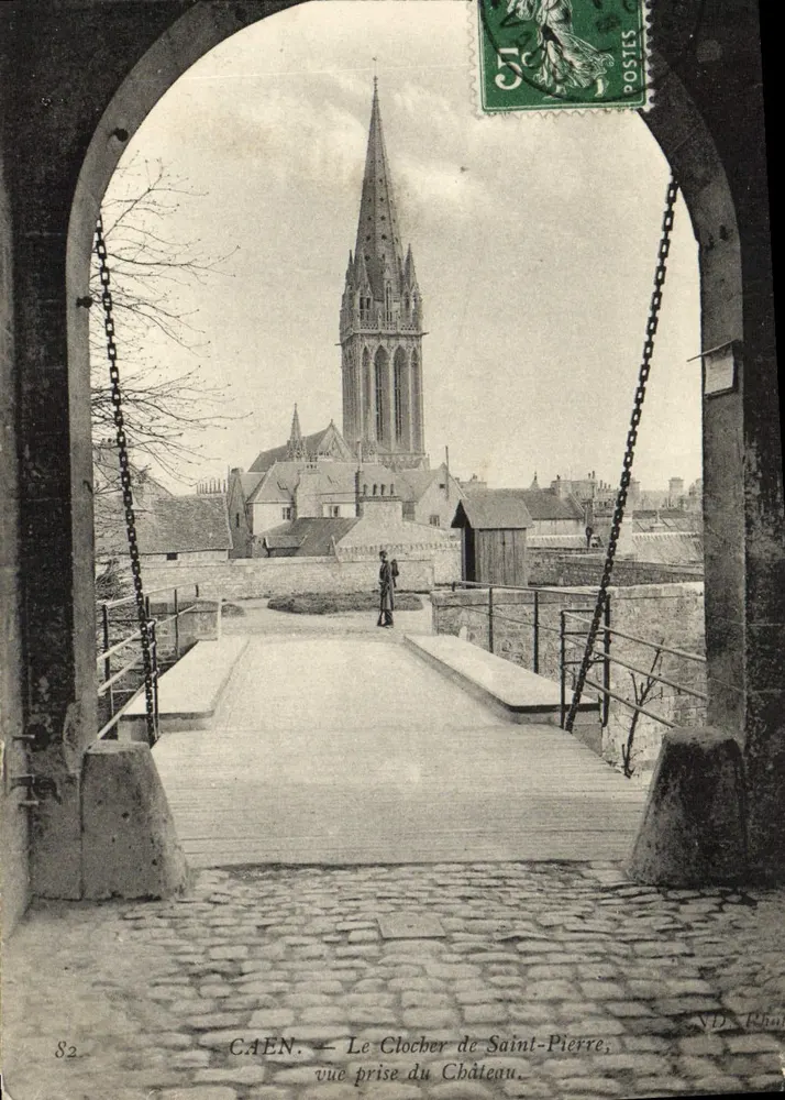 CAEN — Der Turm von Saint-Pierre, Blick vom Schloss aus — ND. Fotografie Nr. 82 - Vorderseite