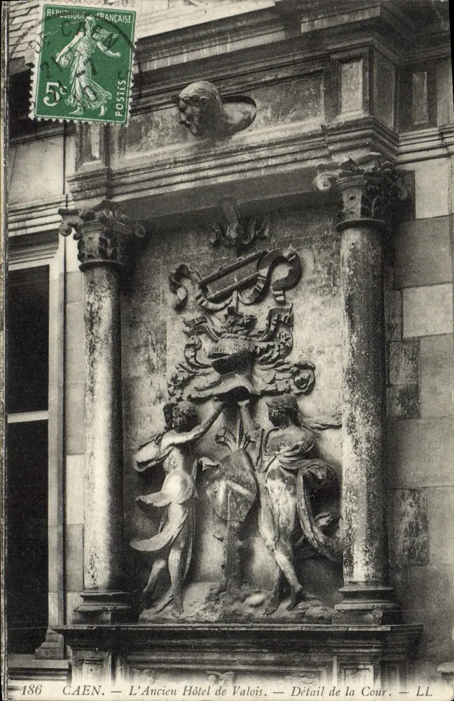 Caen — Das alte Hotel de Valois — Detail der Cour — LL - Vorderseite