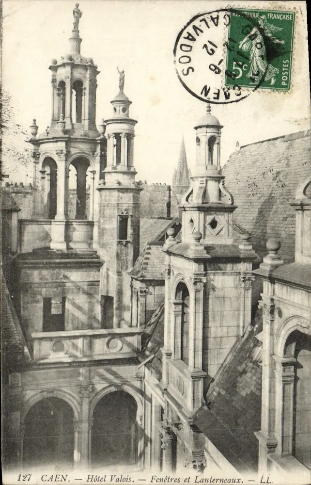 Caen — Hôtel Valois — Fenster und Laternen — LL - Vorderseite