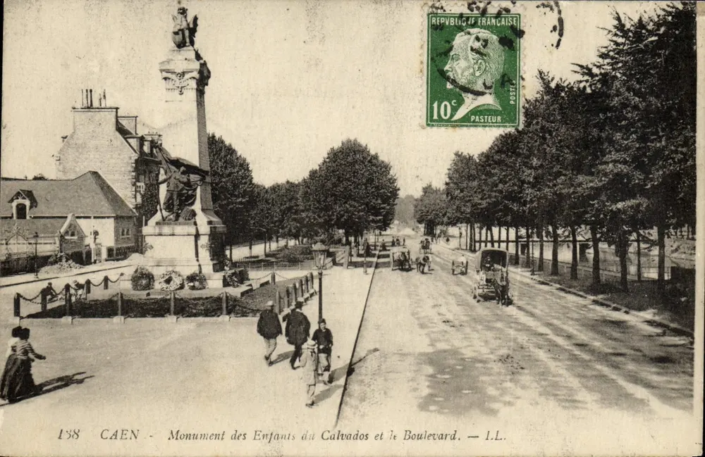 CAEN - Denkmal der Kinder des Calvados und der Boulevard — I.L. - Vorderseite