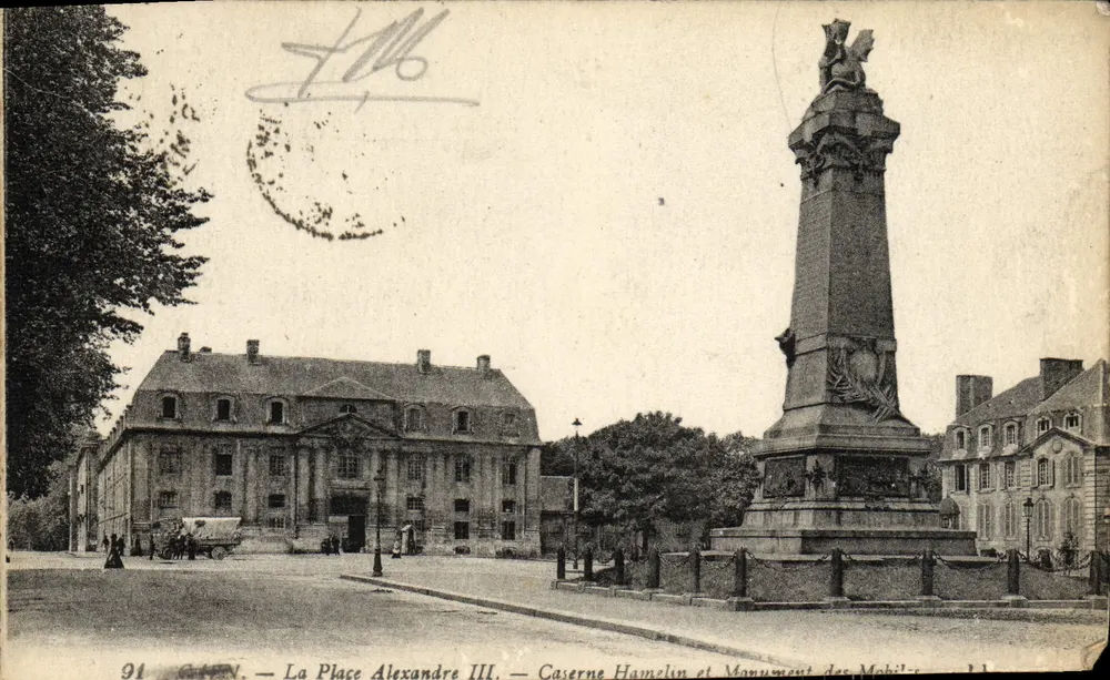 Givet — Place Alexandre III — Caserne Hamelin und Monument des Mobilisés - Vorderseite