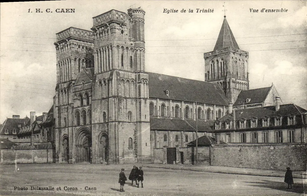 Igreja da Trindade — Vista geral — Foto Delassalle e Coron, Caen - Frente