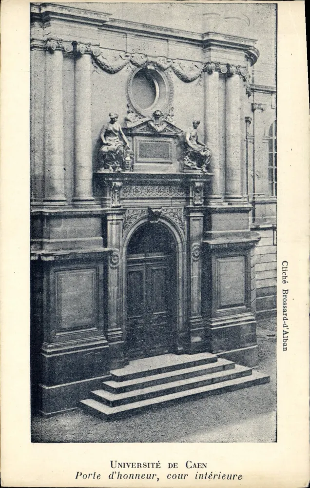 Université de Caen — Porte d'honneur, cour intérieure — Cliché Brossard-Alban - Frente