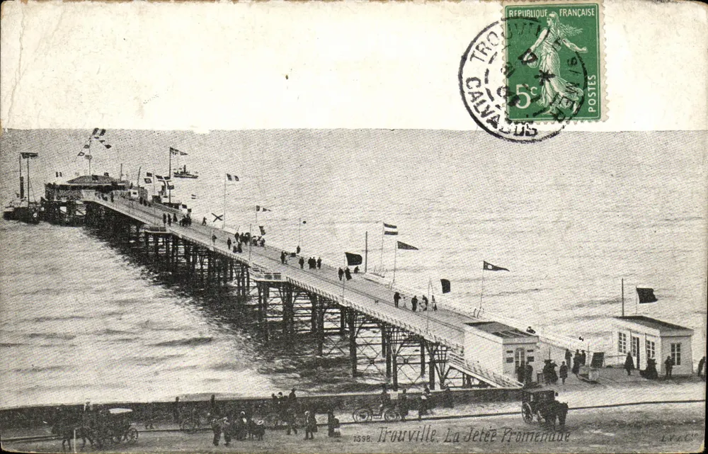 Trouville. La Jetée Fréménade — vue panoramique du ponton avec bateaux et promeneurs, éditeur L.V. C. n° 1558 - Frente