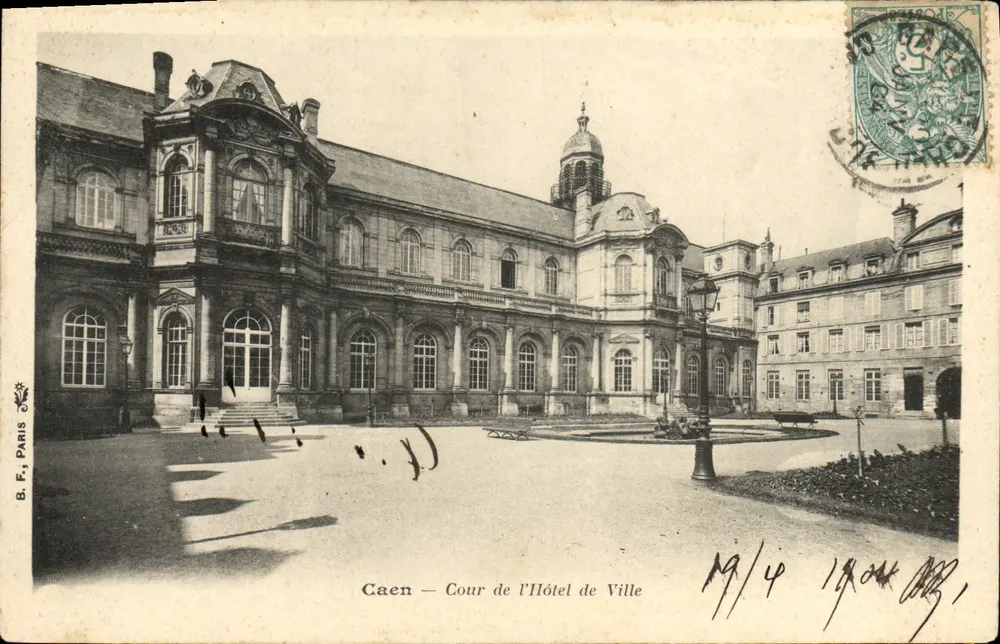 Caen — Pátio do Hotel de Ville — B.F. Paris - Frente