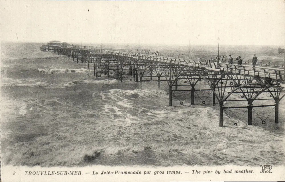 TROUVILLE-SUR-MER — Die Mole-Promenade bei stürmischem Wetter — ND Phot. - Vorderseite