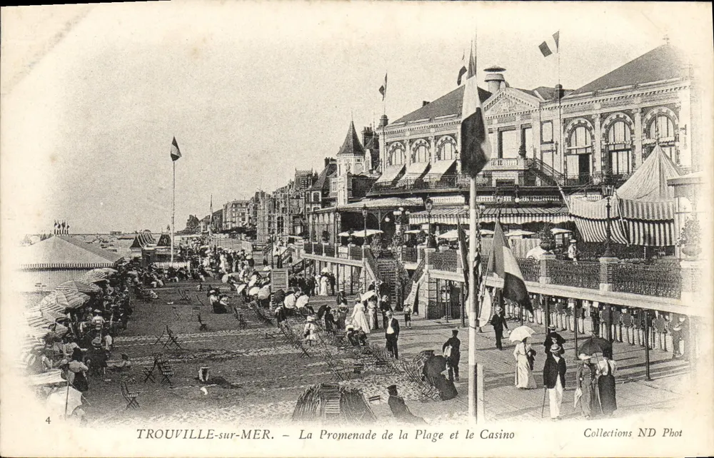 TROUVILLE-sur-MER — Ansicht der Strandpromenade und des Kasinos — Collections ND Phot - Vorderseite