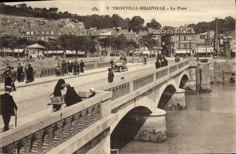 Trouville-Deauville - Der Brücke — Ansicht der Brücke über den Fluss mit Fußgängern und Auto — Verleger Delosot, Nr. 8 - Vorderseite