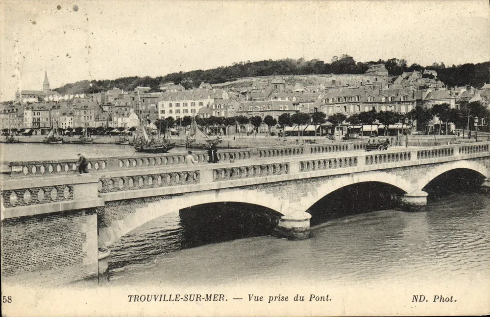 Trouville-sur-Mer — Vista tirada do Ponte — ND. Fot. - Frente