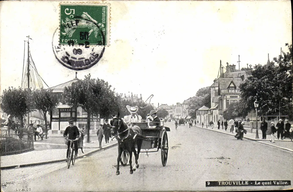 Trouville - O quai Vallée — vista animada com carruagem e ciclista — editor L.V.E.C.S. n°9 - Frente
