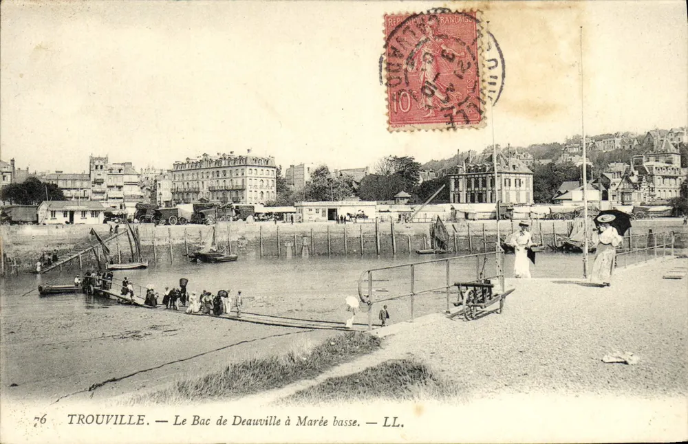 Trouville — Der Deauville-Fährschiff bei Ebbe — LL. - Vorderseite