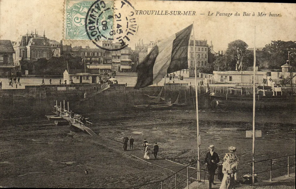 Trouville-sur-Mer — Ansicht des Fährübergangs bei Niedrigwasser — ND. Foto - Vorderseite