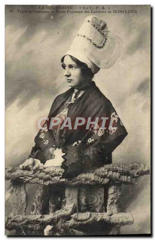 Normannische Frau — Bauerin aus der Gegend von Honfleur — Antike Ansichtskarte — Nr. 61 - Vorderseite