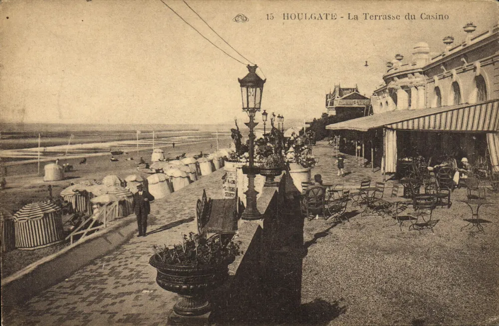 Houlgate - A Terrasse do Casino — editor C. Alscacens des Arts Typographiques, Strasbourg — n° 15 - Frente