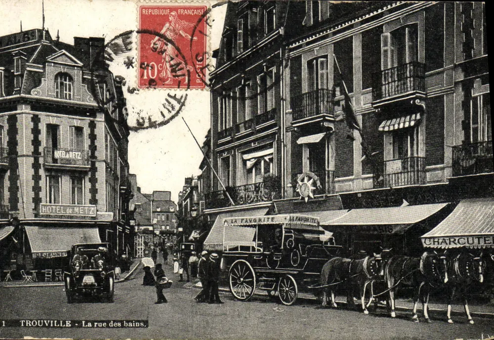 TROUVILLE - La rue des bains. — Vista di strada con hotel e carretta a cavallo — editore non visibile, n. di serie 1 - Recto