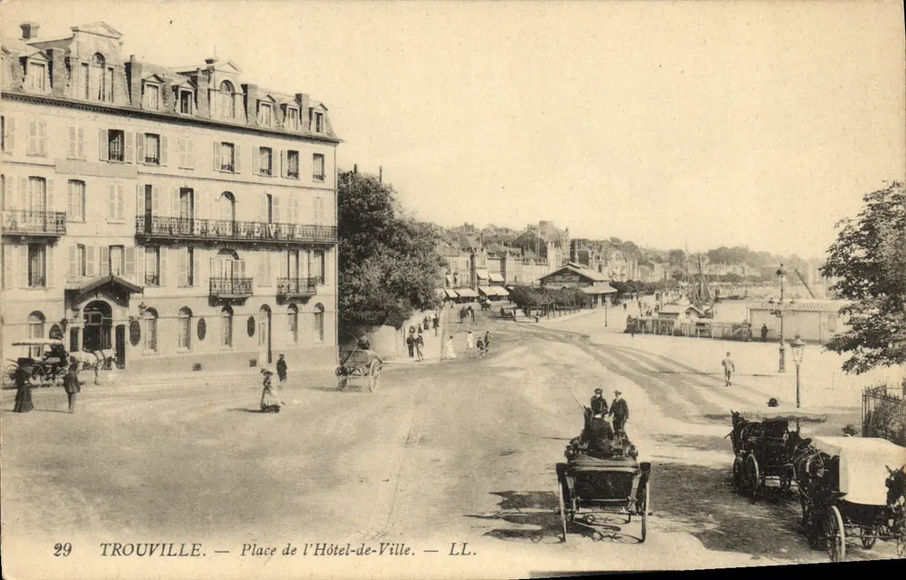 Trouville — Place de l'Hôtel-de-Ville — LL. n°29 - Vorderseite