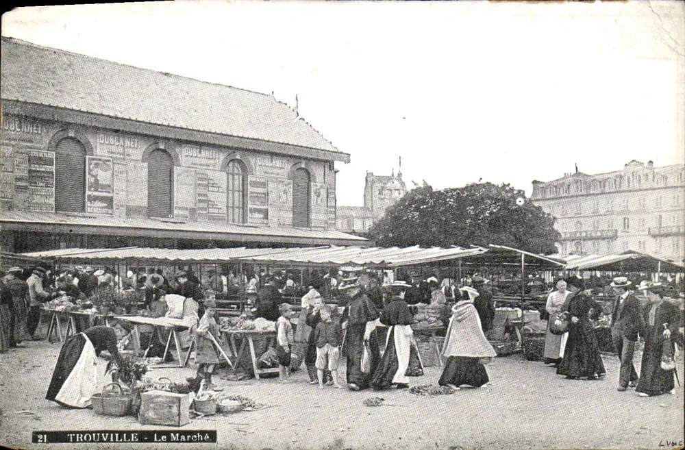 Trouville - Le Marché — marché couvert avec étals et passants, éditeur DUBCANET, n°21 - Frente