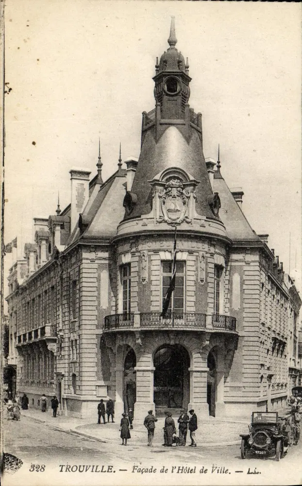 Trouville — Fassade des Rathauses — Lis. — Nr. 328 - Vorderseite