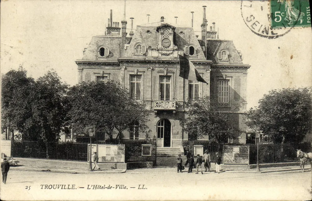 Trouville — Das Rathaus — LL. - Vorderseite
