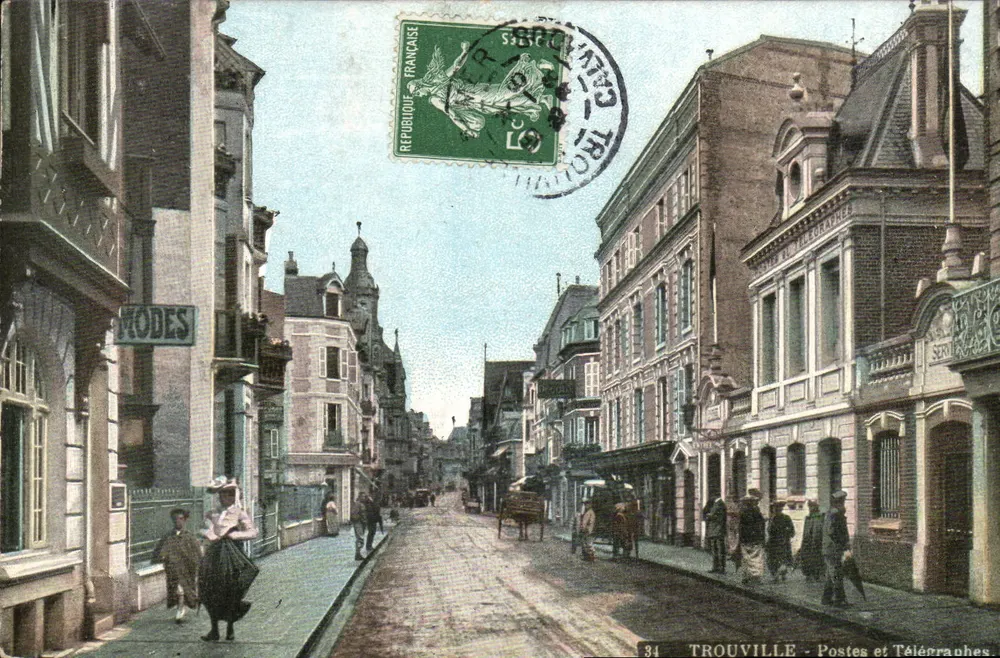 TROUVILLE - Postes e Telegraphes — vista de rua com passantes e veículos — editor anônimo, n° 34 - Frente