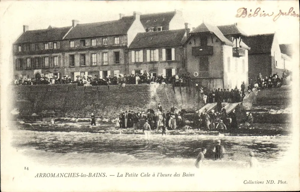 Arromanches-les-Bains — La Petite Cale zur Badezeit — Débines Julien - Vorderseite