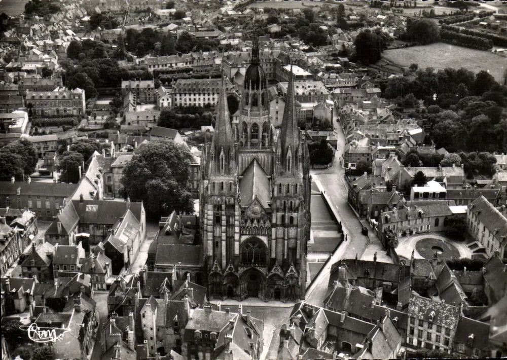 Bayeux — Vista aérea — Éditions Combier - Frente