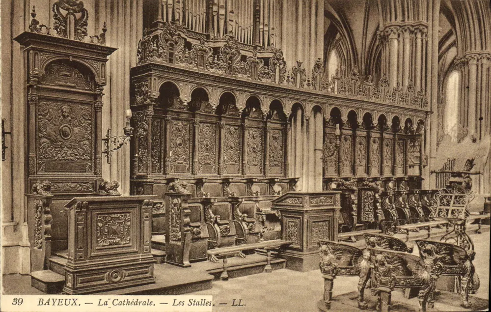 Bayeux — A Catedral — As Stalles — LL. - Frente