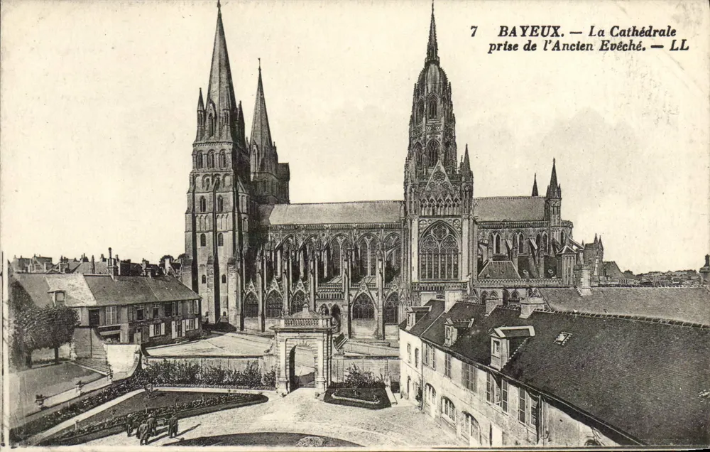 Bayeux — Ansicht der Kathedrale vom alten Bischofspalast — LL - Vorderseite