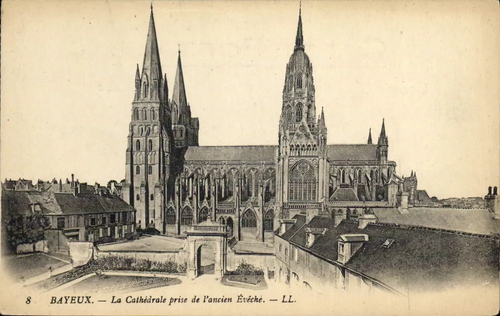 Bayeux — Ansicht der Kathedrale vom alten Bischofssitz — LL. - Vorderseite