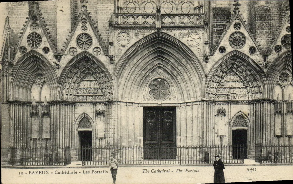 Bayeux - Catedral - Os Portais — A+D, n°10 - Frente
