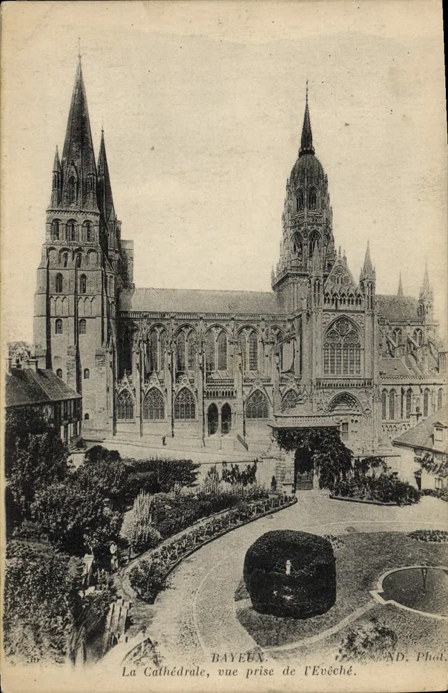 Bayeux — Die Kathedrale, Ansicht vom Bischofssitz — ND. Phot. - Vorderseite