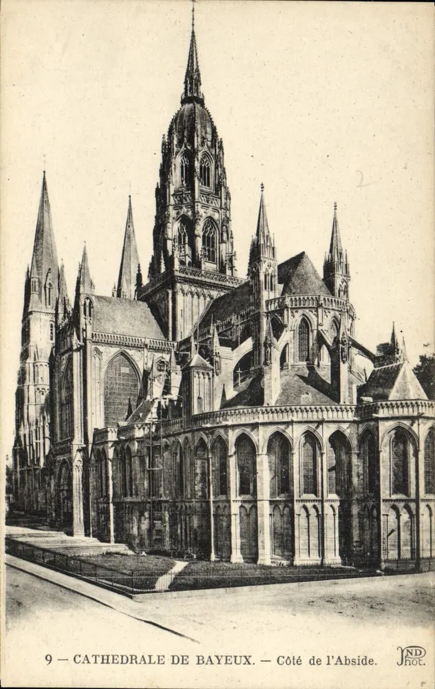 Catedral de Bayeux — Lado da Abside — ND Fot. - Frente