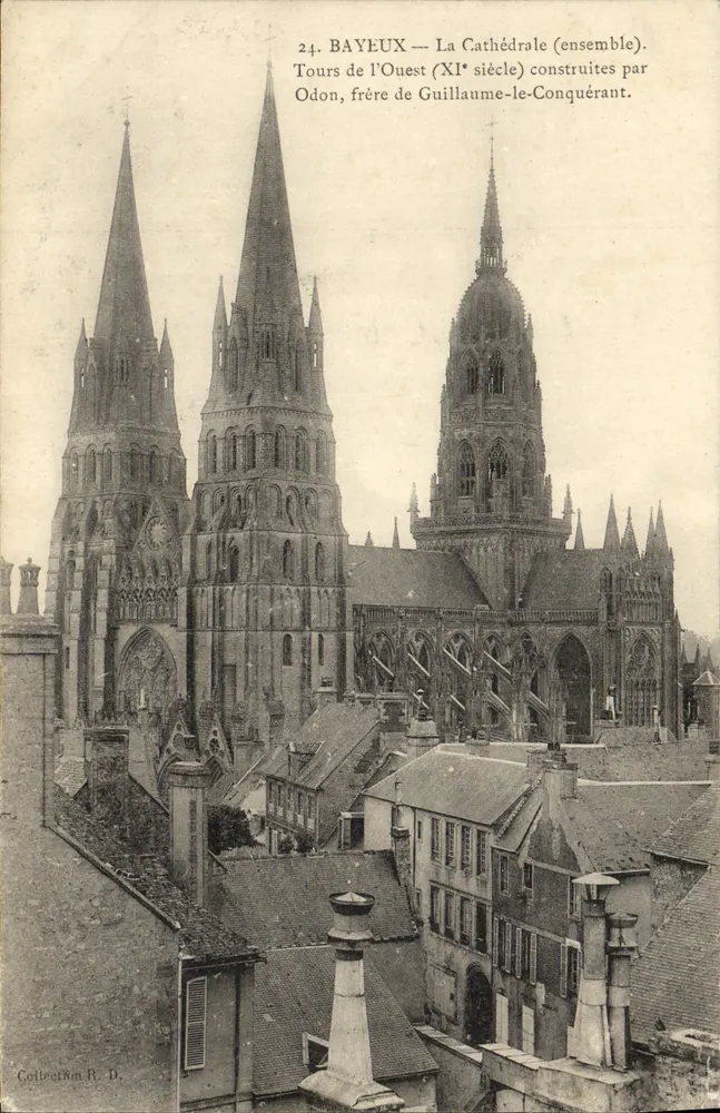 Bayeux — A Catedral (conjunto) — Torres do Oeste (século XI), construídas por Odon, irmão de Guilherme o Conquistador. Coleção R. D. - Frente