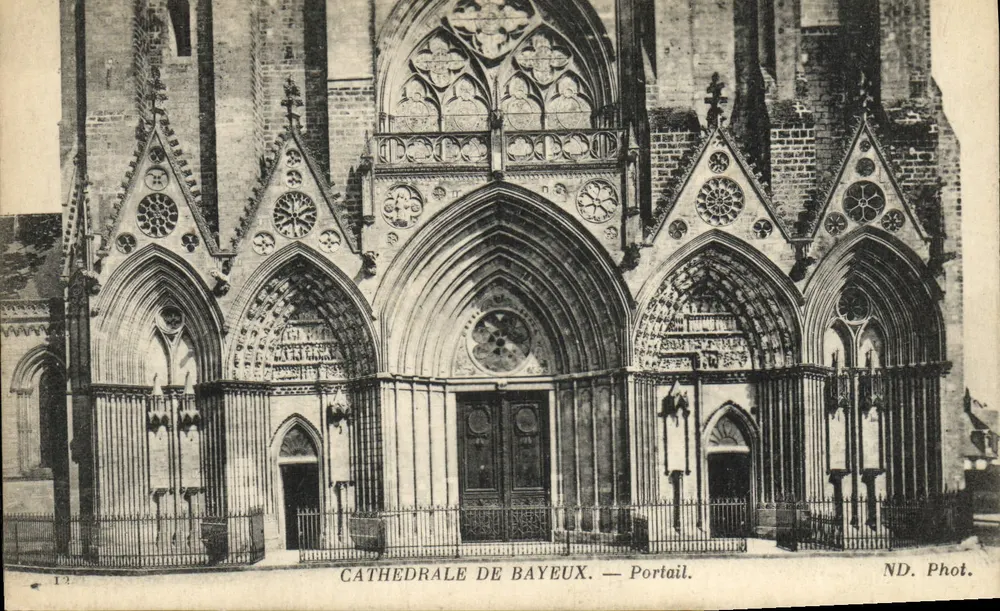 Catedral de Bayeux — Portal — ND. Fot. - Frente