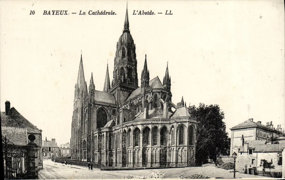 Bayeux — A Catedral. A Abside. — LL - Frente
